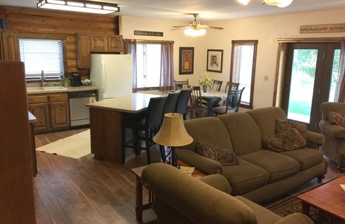 Afton House | Perfect Escape at Johnson's Country Cabin - Pet Friendly!