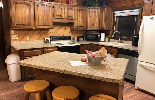 Afton House | Perfect Escape at Johnson's Country Cabin - Pet Friendly!