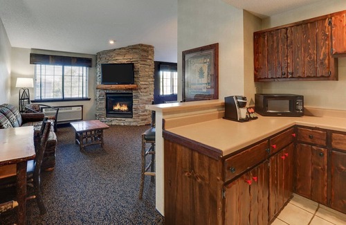 Johnston Hotel | Johnston Lodge: Cozy Rooms with Free Breakfast & Pet Friendly
