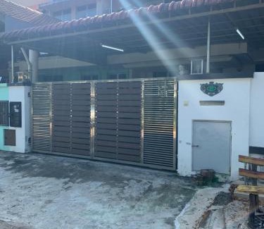 Sekudai House | Top-Rated Johor Home: Family-Friendly Getaway Awaits!