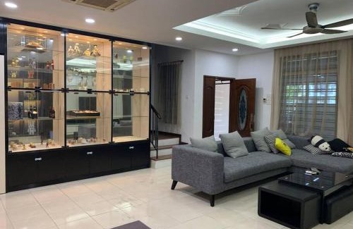 Sekudai House | Top-Rated Johor Home: Family-Friendly Getaway Awaits!
