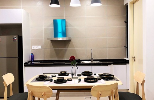 Medini Apartment | Cozy Johor Homestay Apartment with Pool and Kitchen Access