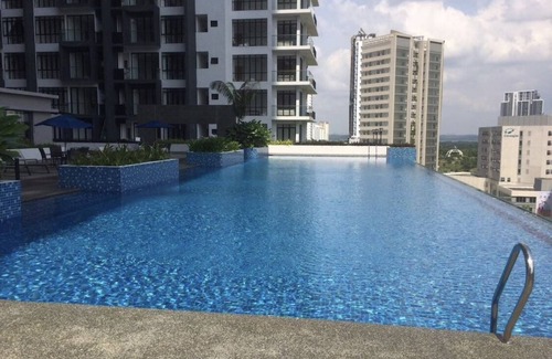 Medini Apartment | Cozy Johor Homestay Apartment with Pool and Kitchen Access