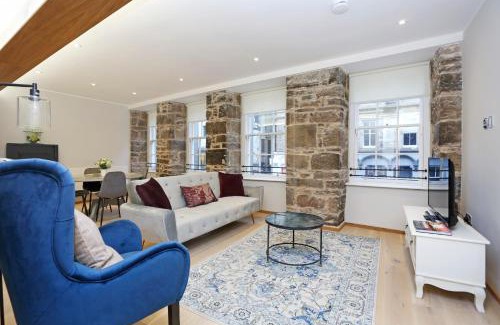 Old Town Apartment | Inviting JOIVY Refurbished Apartment on Historic Royal Mile