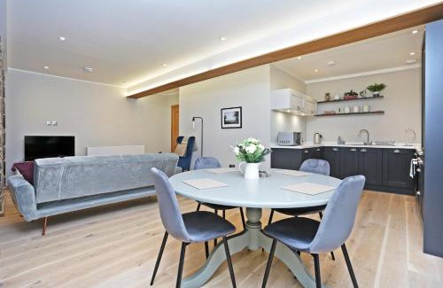 Old Town Apartment | Inviting JOIVY Refurbished Apartment on Historic Royal Mile