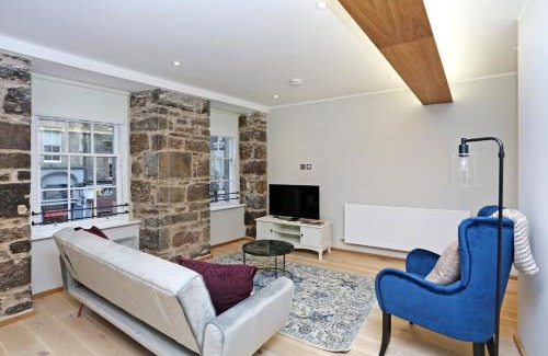 Old Town Apartment | Inviting JOIVY Refurbished Apartment on Historic Royal Mile