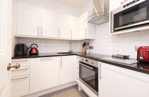 Old Town Apartment | Cozy 2-Bed Flat Steps from Edinburgh Castle