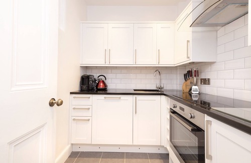 Old Town Apartment | Cozy 2-Bed Flat Steps from Edinburgh Castle
