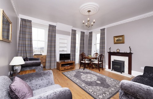 Old Town Apartment | Cozy 2-Bed Flat Steps from Edinburgh Castle