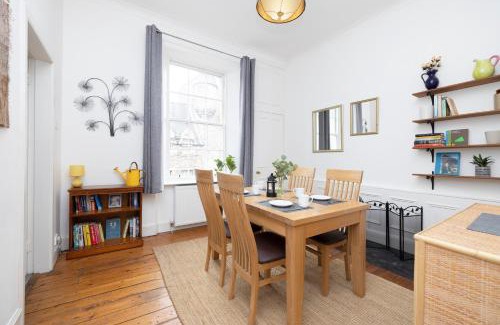 Old Town Apartment | Discover JOIVY: Cozy Flat in Central Edinburgh, Rated 9/10