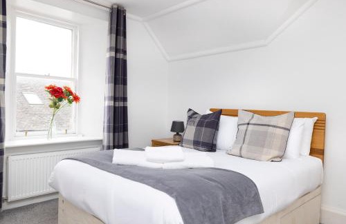 Old Town Apartment | Discover JOIVY: Cozy Flat in Central Edinburgh, Rated 9/10