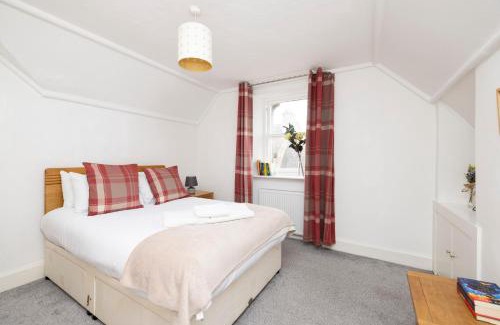 Old Town Apartment | Discover JOIVY: Cozy Flat in Central Edinburgh, Rated 9/10