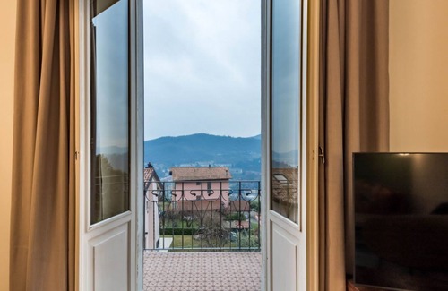 Cernobbio Apartment | Stylish Apartment for 4 with Balcony in Cernobbio