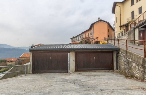 Cernobbio Apartment | Stylish Apartment for 4 with Balcony in Cernobbio