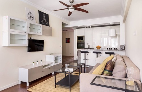 Carcavelos Apartment | Enjoy JOIVY: 2-Bed Flat Steps from the Beach