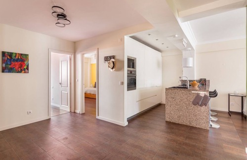 Carcavelos Apartment | Enjoy JOIVY: 2-Bed Flat Steps from the Beach