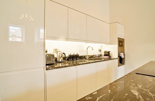 New Town Apartment | Elegant Edinburgh Suite at George Street Apartments