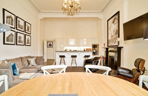 New Town Apartment | Elegant Edinburgh Suite at George Street Apartments