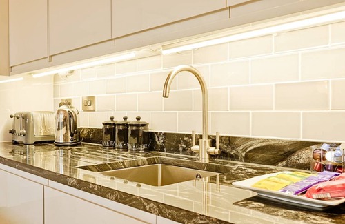 New Town Apartment | Elegant Edinburgh Suite at George Street Apartments