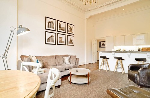 New Town Apartment | Elegant Edinburgh Suite at George Street Apartments