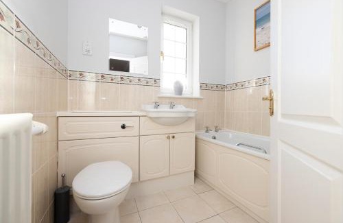 Dunbar Apartment | Modern JOIVY Flat: Free Parking & Child-Friendly Comfort