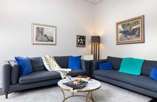 Old Town Apartment | Elegant 4BR Apartment Steps from Edinburgh Castle