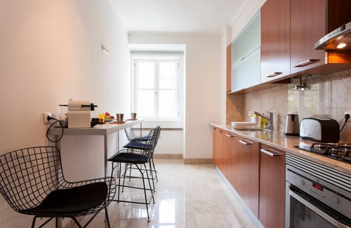 Santa Maria Maior Apartment | Stylish 2BR Apartment with Balcony in Baixa