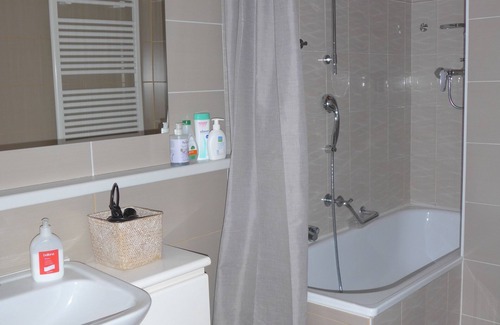Bellinzona House | Discover Jolanda House: Family-Friendly Retreat with Kitchen
