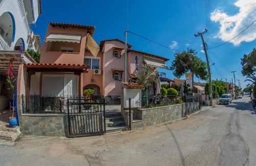 Toroni Apartment | Experience the Best at Jolanda's House with Ocean Views