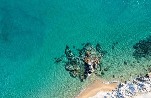 Toroni Apartment | Oceanfront Jolandas Suites: Family-Friendly Getaway