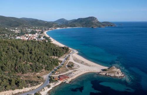 Toroni Apartment | Oceanfront Jolandas Suites: Family-Friendly Getaway