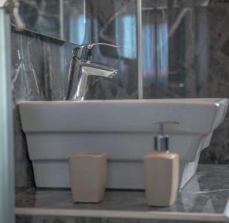 Toroni Apartment | Oceanfront Jolandas Suites: Family-Friendly Getaway