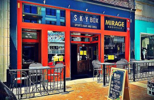 Downtown Knoxville Apartment | Highly Rated Jolene's Hideout with Restaurant & Breakfast