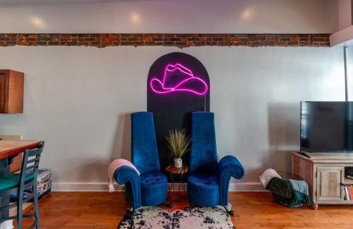 Downtown Knoxville Apartment | Highly Rated Jolene's Hideout with Restaurant & Breakfast