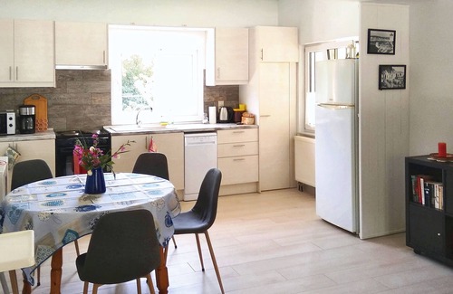 Kerameies House | Peaceful Joleni Cottage: Oceanfront Getaway Near Beaches