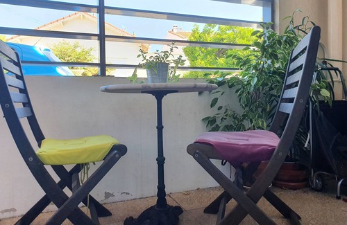 8th Arrondissement Apartment | Prime Location: Steps from the Beach and Calanques