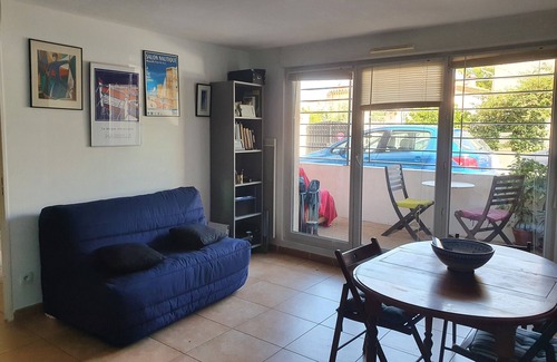 8th Arrondissement Apartment | Prime Location: Steps from the Beach and Calanques