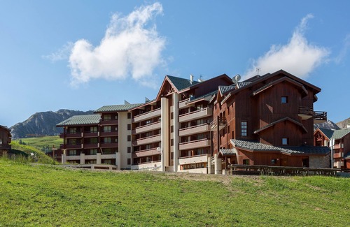 Plagne Soleil Condo | Cozy Joli Appart: Ski-In Access with Family Amenities!
