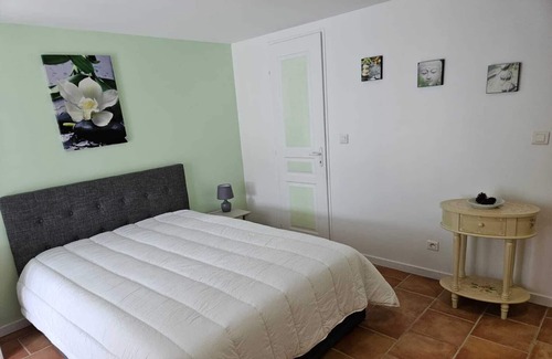 Flassans-sur-Issole Apartment | Elegant Apartment in Villa with Kitchen and Garden Access