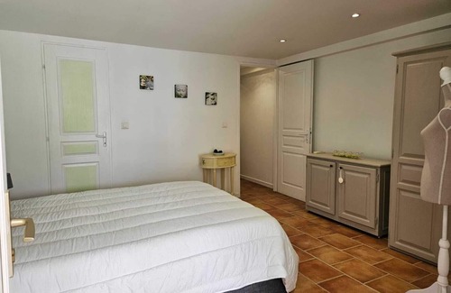 Flassans-sur-Issole Apartment | Elegant Apartment in Villa with Kitchen and Garden Access