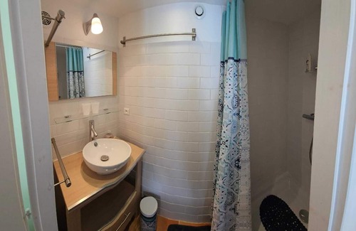 Flassans-sur-Issole Apartment | Elegant Apartment in Villa with Kitchen and Garden Access