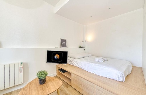 Quartier des Eaux-Claires Apartment | Inviting Vallier Catane Apartment with Free Wifi & Family-Friendly