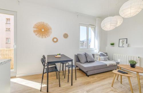 Quartier des Eaux-Claires Apartment | Inviting Vallier Catane Apartment with Free Wifi & Family-Friendly