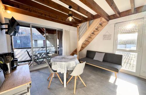 Locmariaquer Apartment | Cozy Duplex Retreat Steps from the Port, Family-Friendly