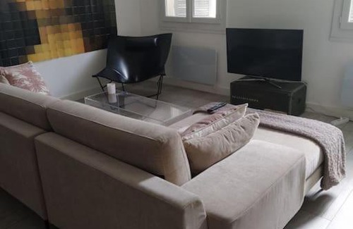 Palais de justice Apartment | Explore Joli: A 4-Star Haven for Your Getaway
