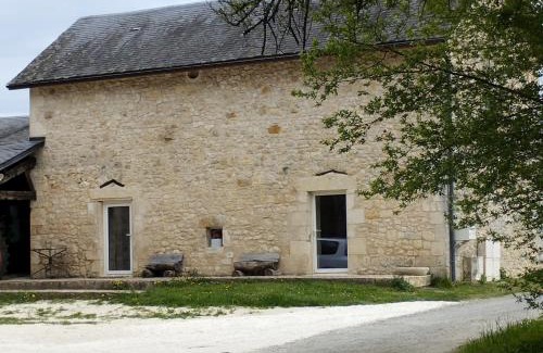 Saint-Vincent-sur-l'Isle Apartment | Characterful Riverside Stay with Pet-Friendly Amenities