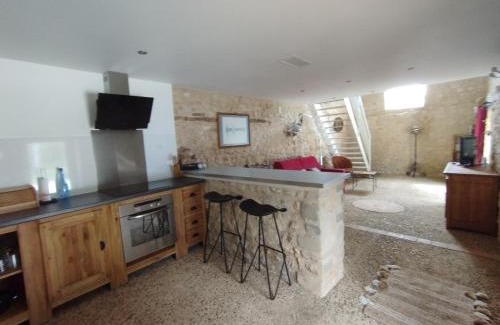 Saint-Vincent-sur-l'Isle Apartment | Characterful Riverside Stay with Pet-Friendly Amenities