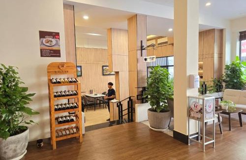 Phnom Penh City Centre Hotel | Joli Hotel: Family-Friendly Stay with Restaurant & Hot Tub