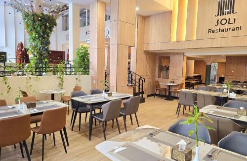 Phnom Penh City Centre Hotel | Joli Hotel: Family-Friendly Stay with Restaurant & Hot Tub