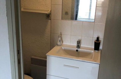 Sablon - Trudaine Apartment | Cozy Studio in Downtown: Ideal for Families & Pets